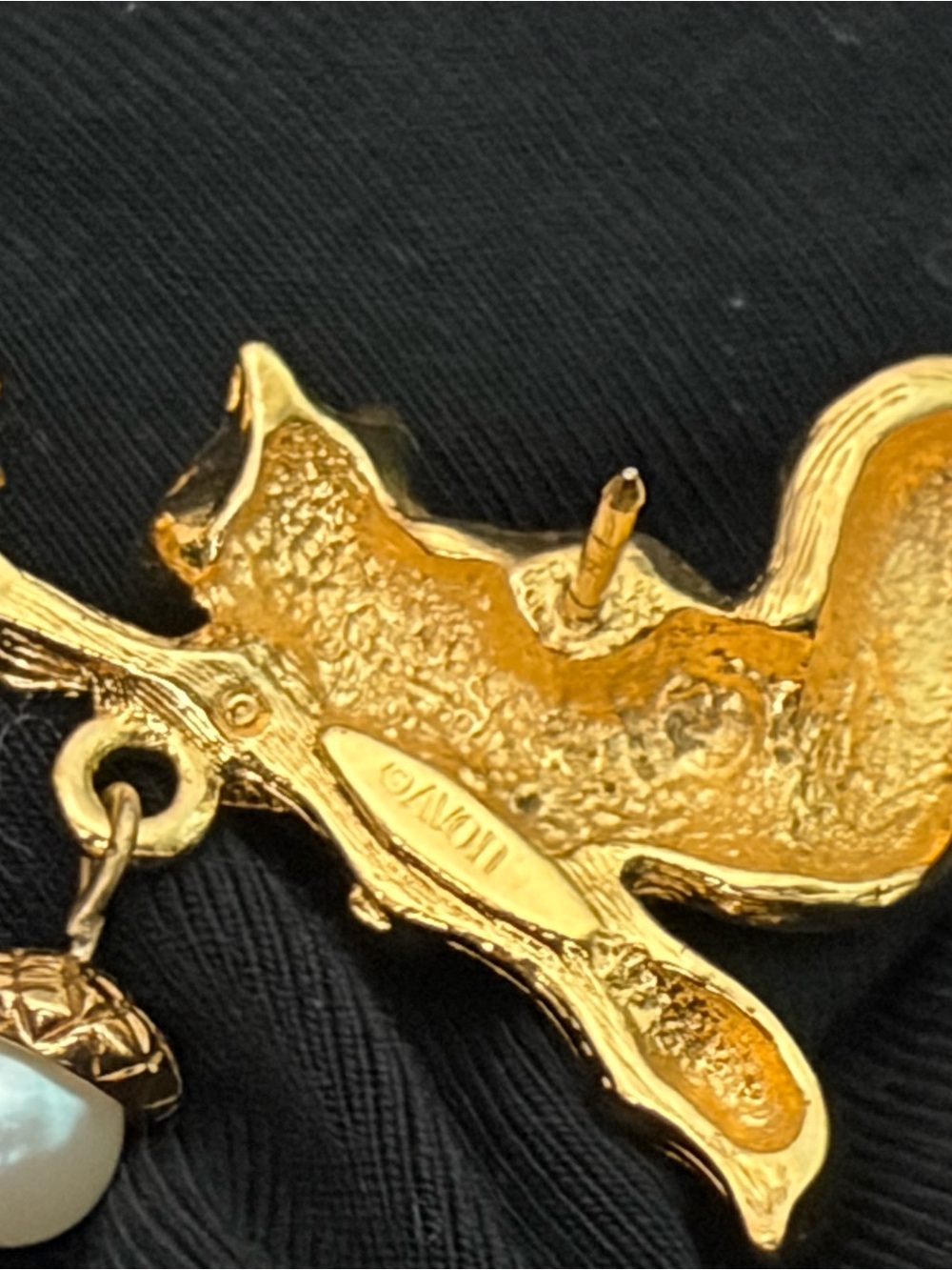 Avon Gold-Tone Squirrel Brooch with Pearl Drop - Picture 3 of 4